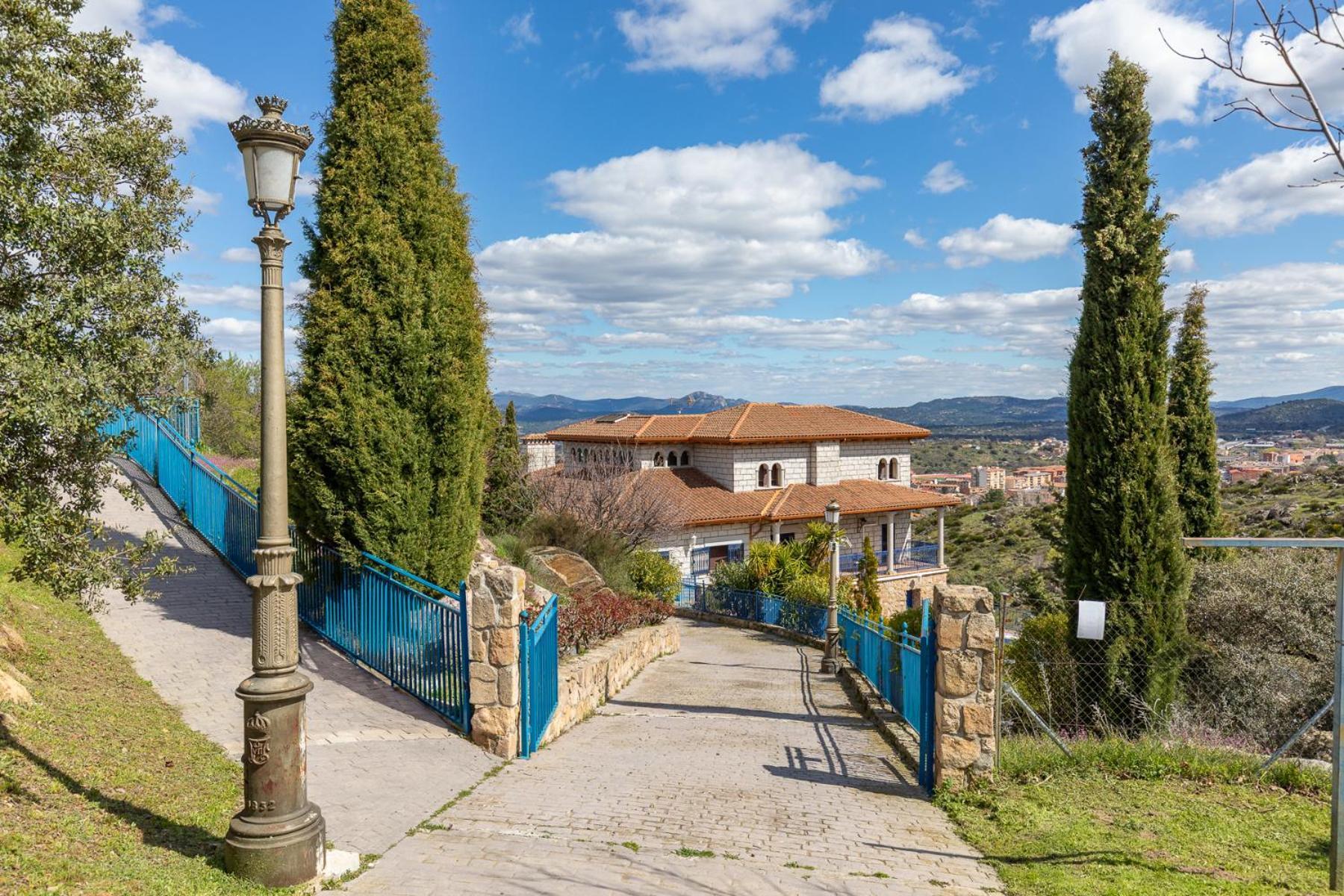 Mansion Con Jacuzzi A 40 Grados, Gran Piscina Y Padel Villa El Tiemblo Exterior photo